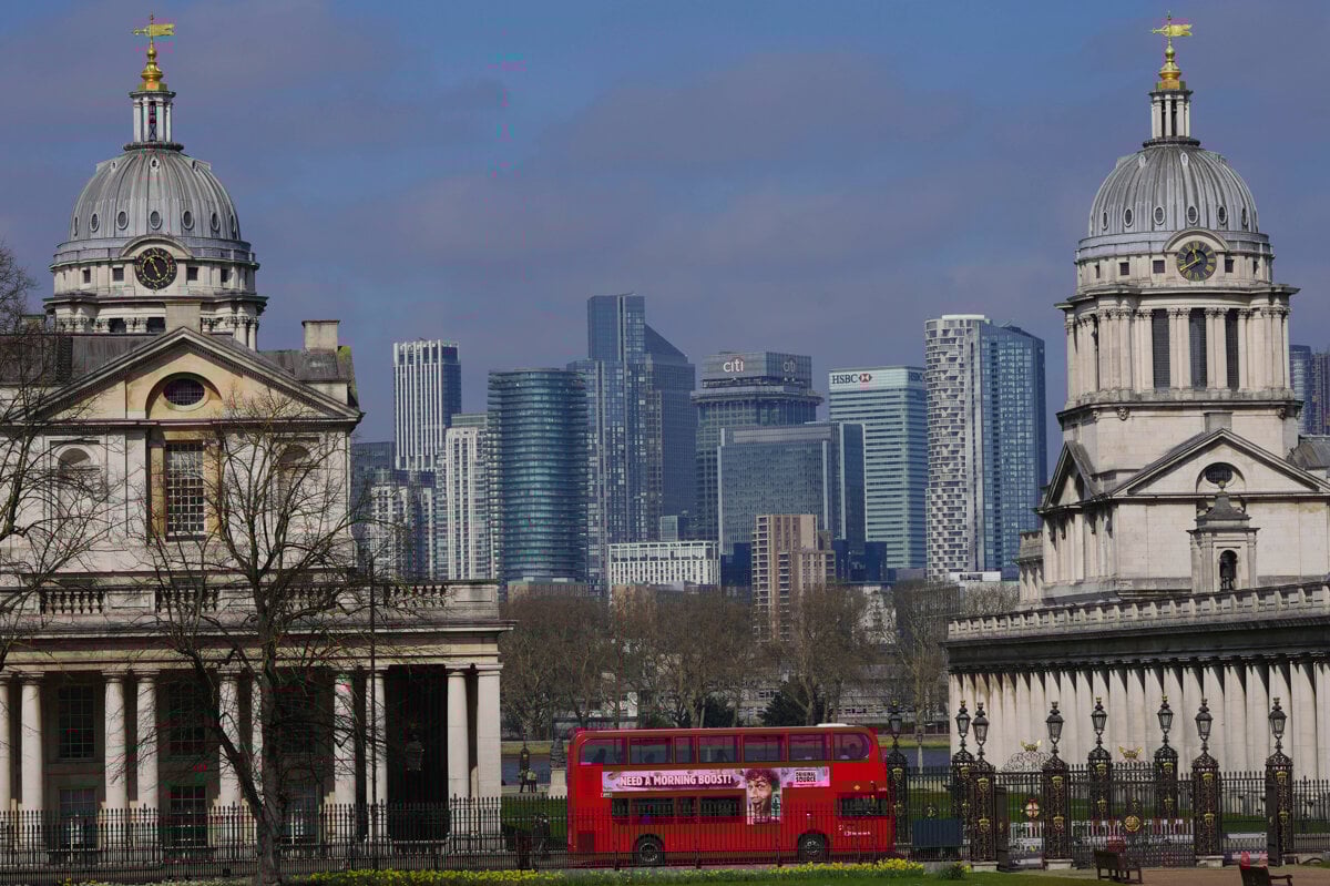 Aktivita v britskom sukromnom sektore pokracovala v juli v raste