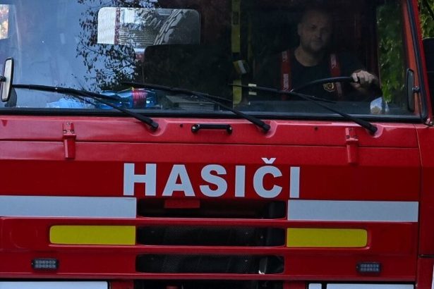 Hasici zasahovali v Bratislave pri poziari auta