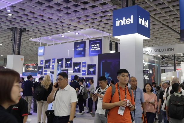 Intel ustupuje od planov na vystavbu zavodov