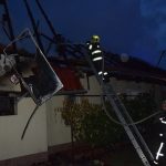 Majitel domu utrpel popaleniny pri haseni poziaru