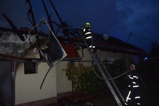 Majitel domu utrpel popaleniny pri haseni poziaru