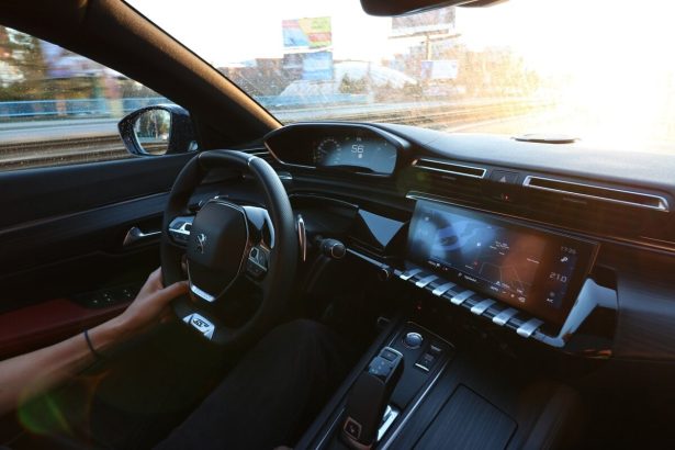 Muz v Holandsku nechal soferovat dceru narazila do domu