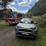 Na dvore rodinneho domu spadlo batola do zumpy