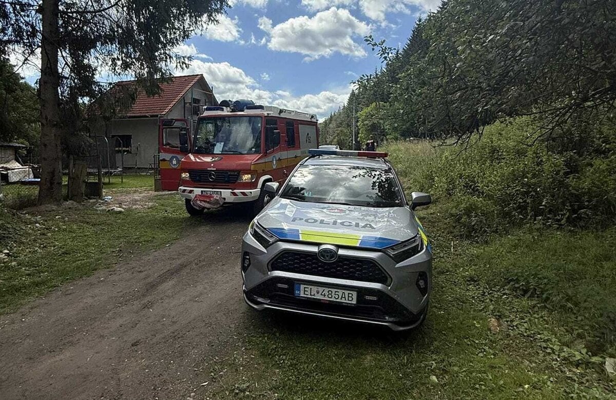 Na dvore rodinneho domu spadlo batola do zumpy