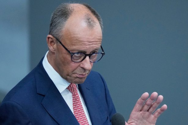 Na kancelara Merza rastie tlak aby pritvrdil proti Izraelu