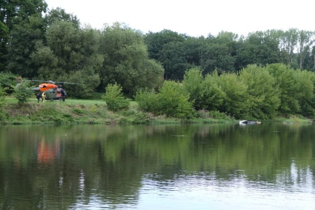Nemecki zachranari stale hladaju nezvestnu osobu po pade vrtulnika do rieky