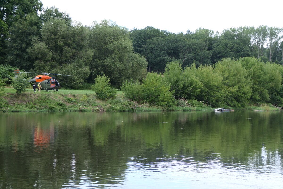 Nemecki zachranari stale hladaju nezvestnu osobu po pade vrtulnika do rieky