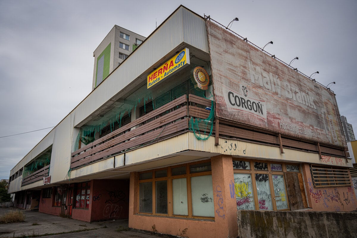 Petrzalka chce zabranit degradacii Branika planuje zakonzervovat budovu