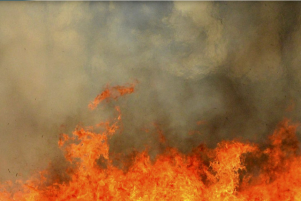 Pozar zachvatil baliky slamy hasici zasahuju