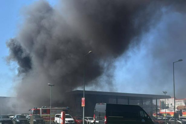 V Dunajskej Strede horel autoservis hasici su stale na mieste