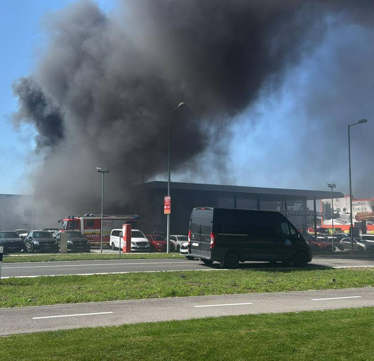 V Dunajskej Strede horel autoservis hasici su stale na mieste