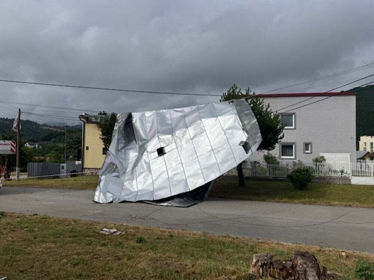 V meste strhlo strechy na desiatich domoch Ministerstva vysvetluju pomoc statu