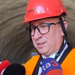 V tuneli Visnove dokoncili betonaz vozovky Skor otvor