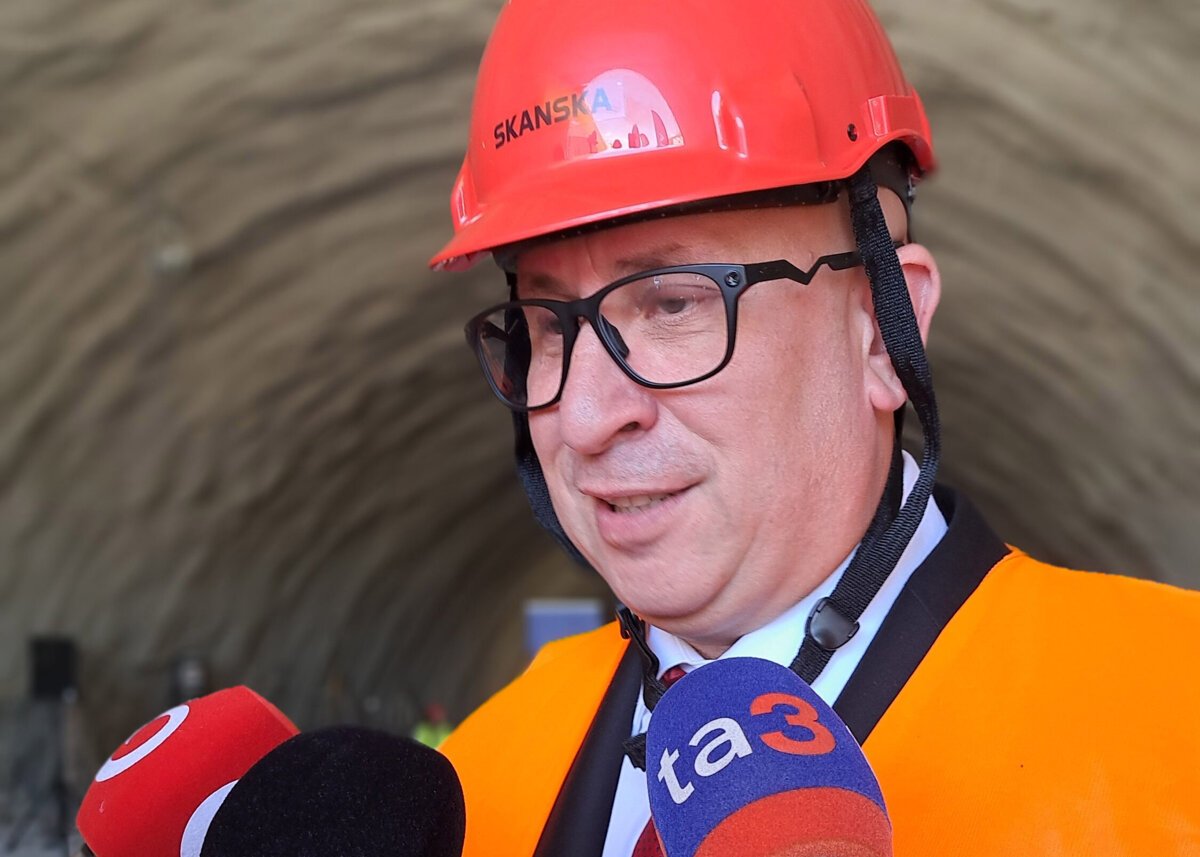 V tuneli Visnove dokoncili betonaz vozovky Skor otvor