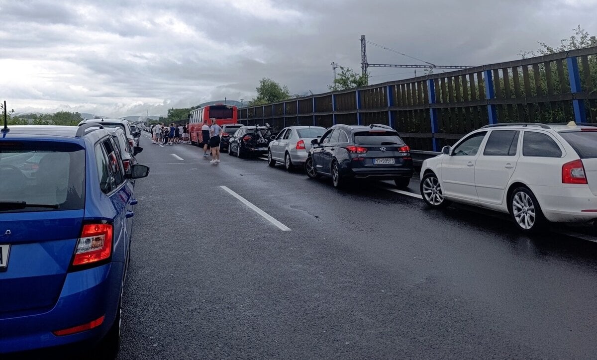 Vazne problemy na R1 havarie v silnom dazdi