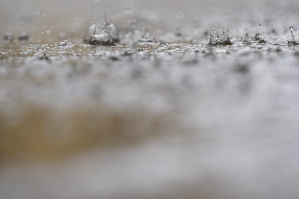 Vystraha pre cele Slovensko sobota s prehankami a burkami