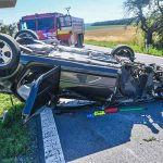 Auto sa po naraze do stromu prevratilo