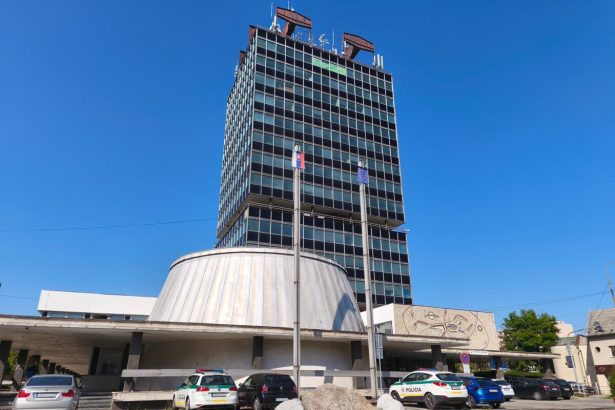 Budova ktorej poschodia visia na lanach