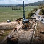 Cesta sa zosuvala a praskala postavili ju nanovo