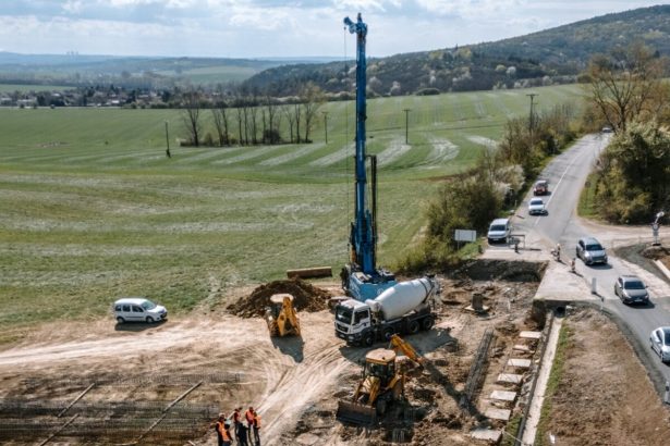 Cesta sa zosuvala a praskala postavili ju nanovo