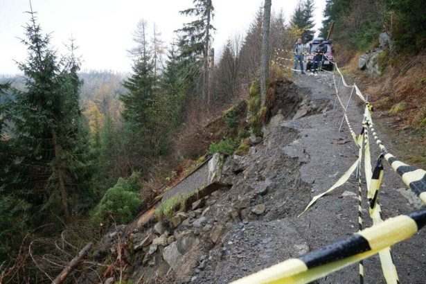 Chodnik pri Hrebienku stale caka na opravu