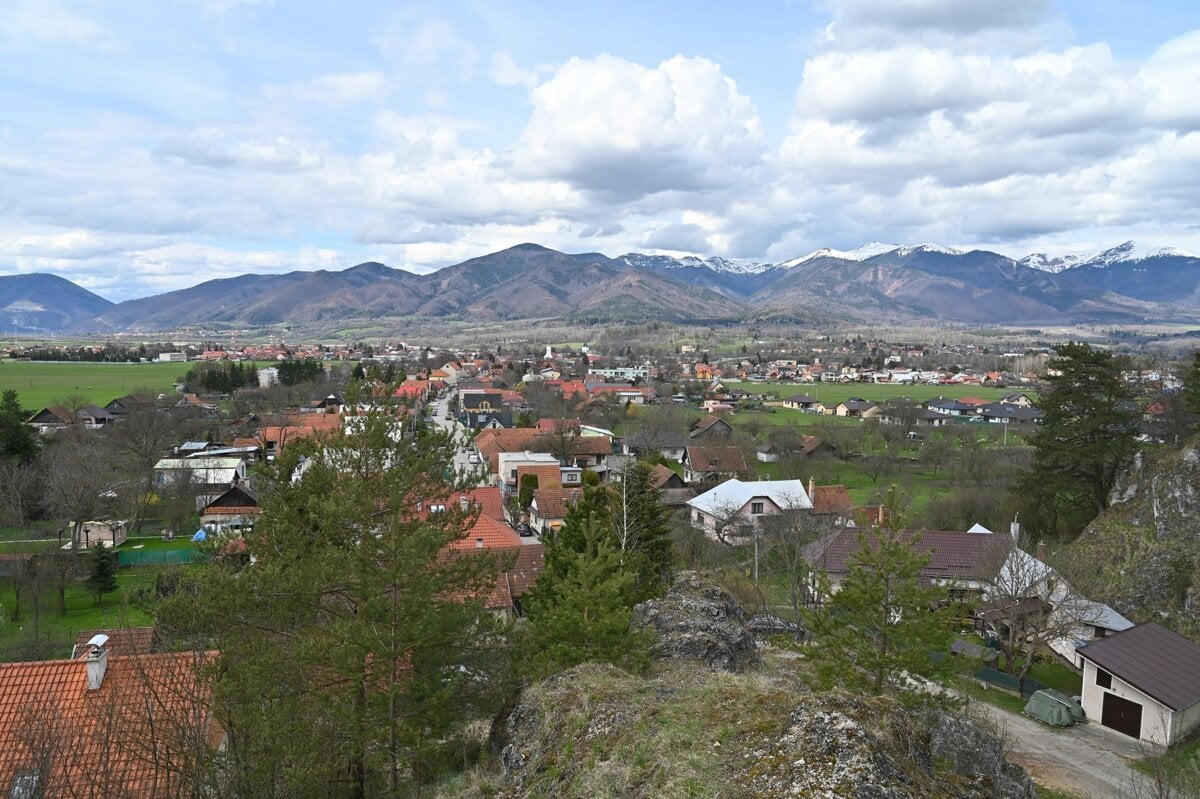Do zahrady sa im dostali cudzi muzi Pozor na nich