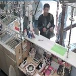 Dvaja muzi okradli seniorku na zastavke