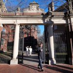 Harvard a Biely dom sa zhodli na sume detaily dohody sa stale pracuju