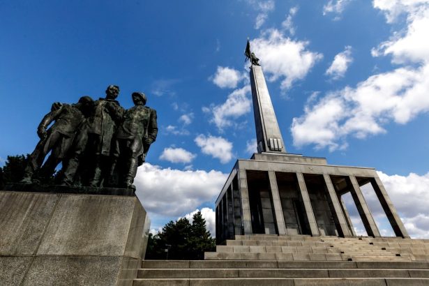 Koalicia navrhuje novy trestny cin poskodzovania vojnovych pamatnikov