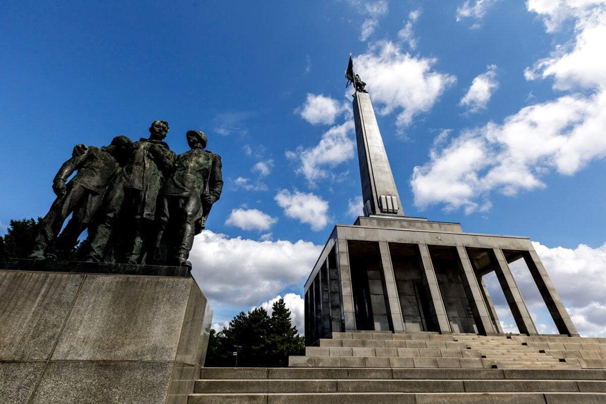 Koalicia navrhuje novy trestny cin poskodzovania vojnovych pamatnikov