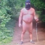 Nahy muz v kukle beha po lese blizko zrucaniny hradu