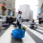 Nalada americkych spotrebitelov sa v juli zlepsila menej nez sa cakalo