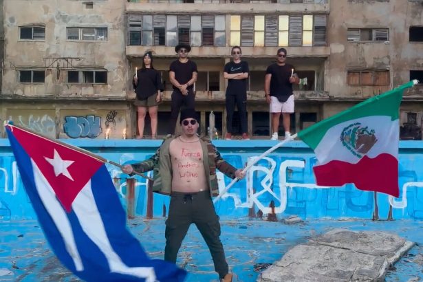 Namiesto samopalu luxus a pivo Vnuk Fidela Castra ukazuje bohatstvo na sietach