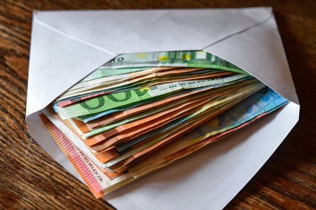 Od troch seniorov vylakali viac ako 30 tisic eur Podvodnici vacsinou volaju na pevnu linku