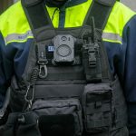 Policajt chcel upokojit situaciu podanim ruky Radnica preverilaincident v Lucenci