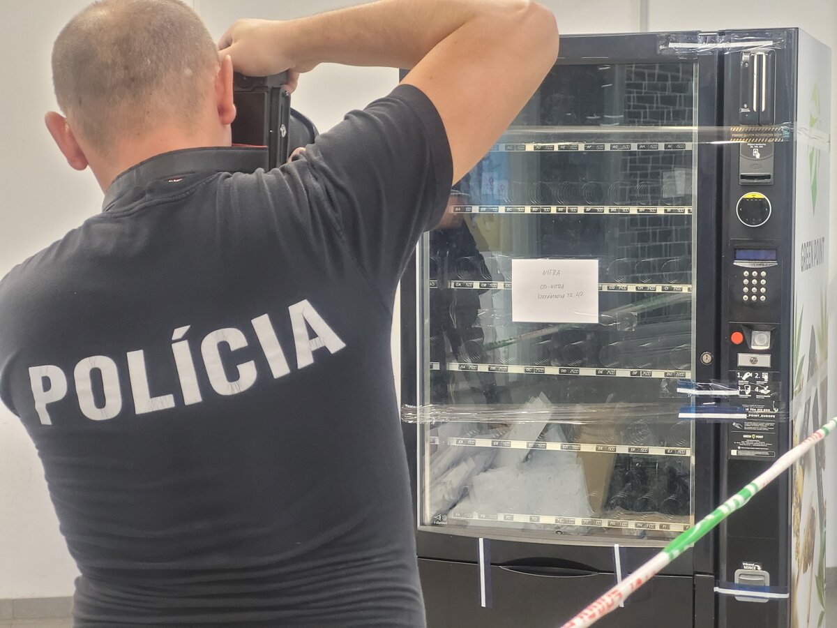 Policia odniesla dalsi automat z obchodneho domu