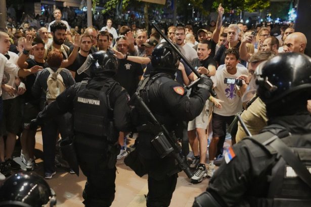 Protestujuci studenti obvinuju srbske urady z obcianskej vojny