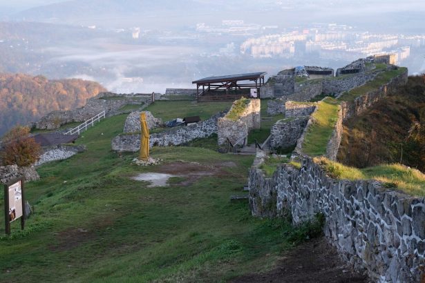 Pusty hrad ozije Historicky klenot Zvolena sa naplni atmosferou