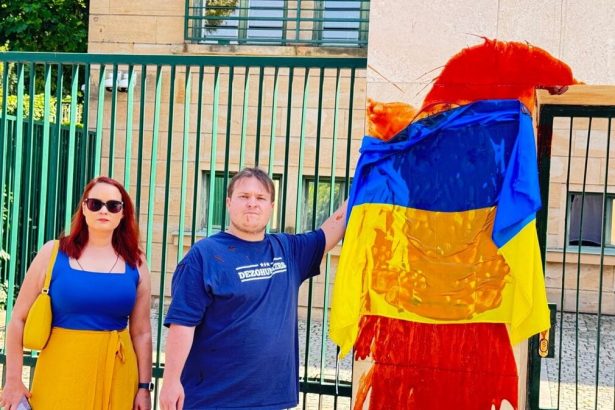 Rusko vyhralo vyhlasil Orban Aktivisti v Prahe oblievali plot velvyslanectva cervenou farbou