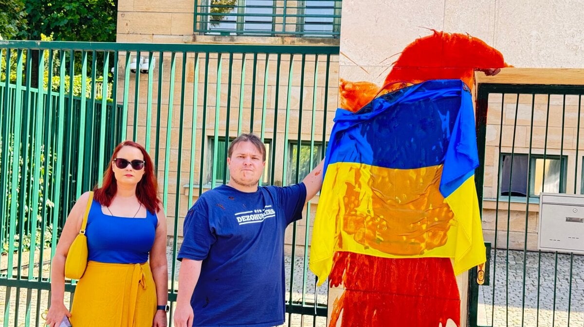 Rusko vyhralo vyhlasil Orban Aktivisti v Prahe oblievali plot velvyslanectva cervenou farbou