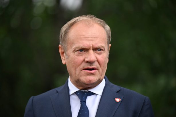 Tusk prisiel na stretnutie s Nawrockym o Ukrajine prezident ho nechal cakat