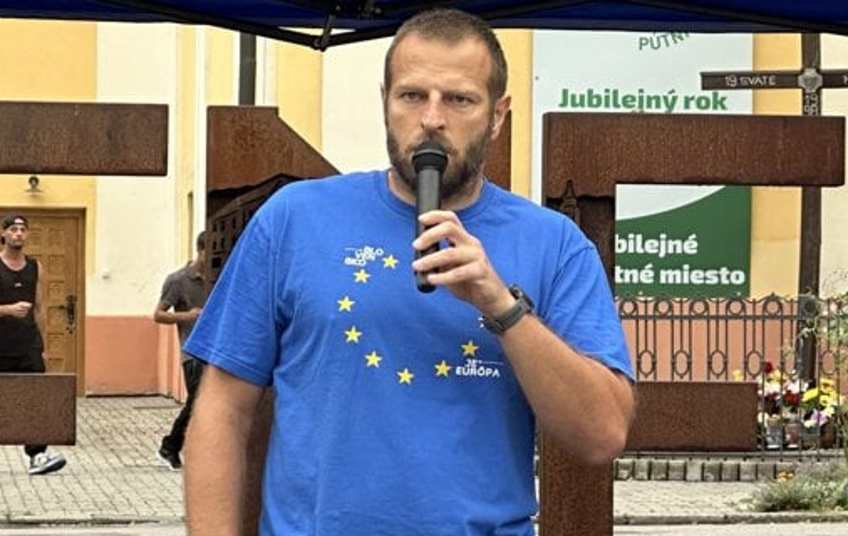 Utok pocas oslav v Lucenci Hajlujuci muzi napadli advokata a aktivistu