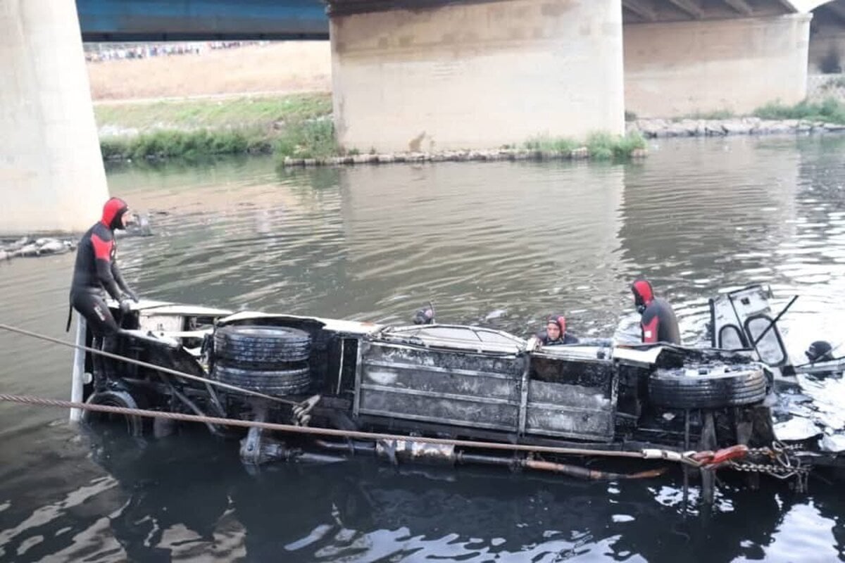 V Alzirsko spadol autobus z mosta 18 mrtvych