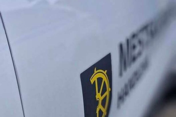 V Handlovej zautocil agresivny mladik na policajta