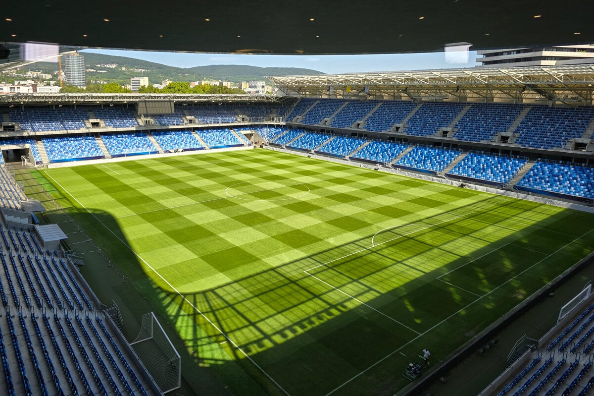 Vo veci Narodneho futbaloveho stadiona su vedene styri sudne spory