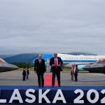 Vrele prijatie a usmevy Trump s Putinom odisli z letiska v limuzine