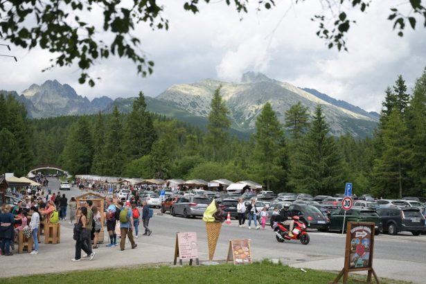 Vysoke Tatry su preplnene turistami parkovanie na Strbskom Plese je uzavrete