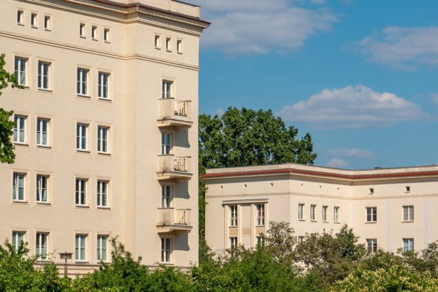 Vzorove socialisticke mesto v Nemecku oslavuje a hlada novych obyvatelov nezvycajnou strategiou