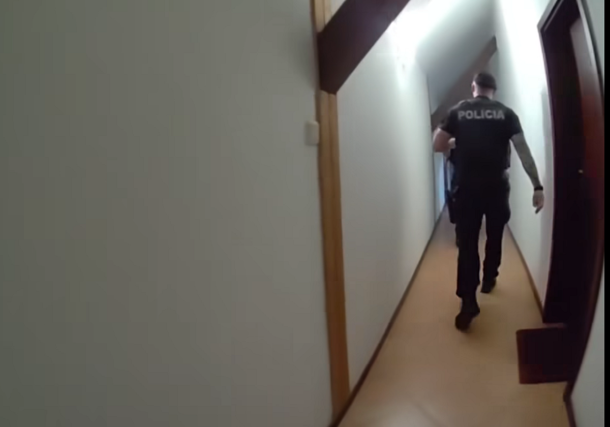 Zenu proti jej voli drzal v byte policia zakrocila