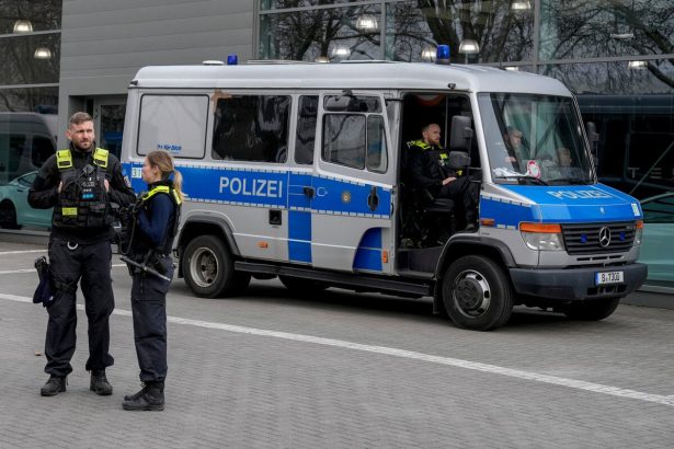 Auto v Nemecku vrazilo do rodiny zraneniam podlahli deti